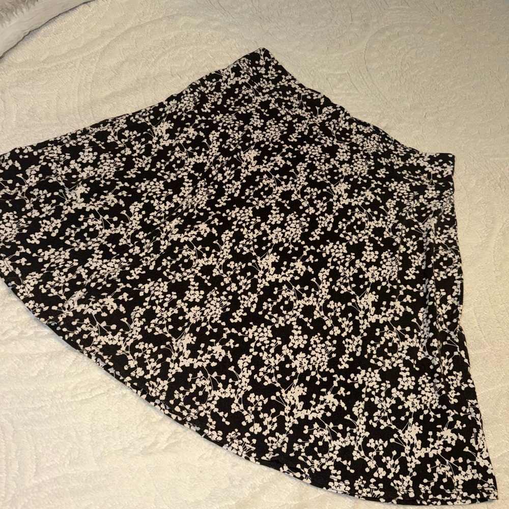 Large Talbots Black and White Women's Skirt. With stretch